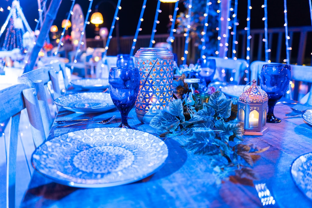 Wedding Decoration Styles: Finding Your Visual Language 1 Wedding decoration styles — Classic elegant wedding reception with white and gold décor