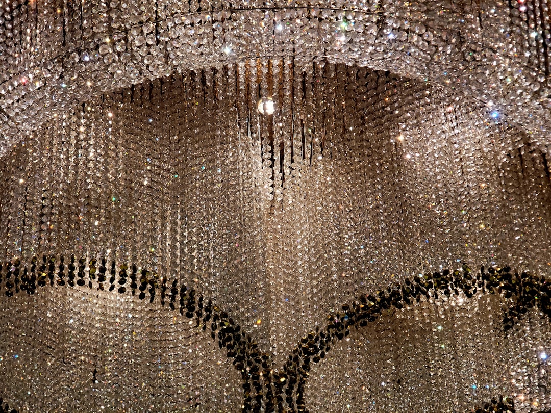 Wedding Decoration Styles: Finding Your Visual Language 4 Luxurious glamorous wedding reception with crystal and gold dramatic décor