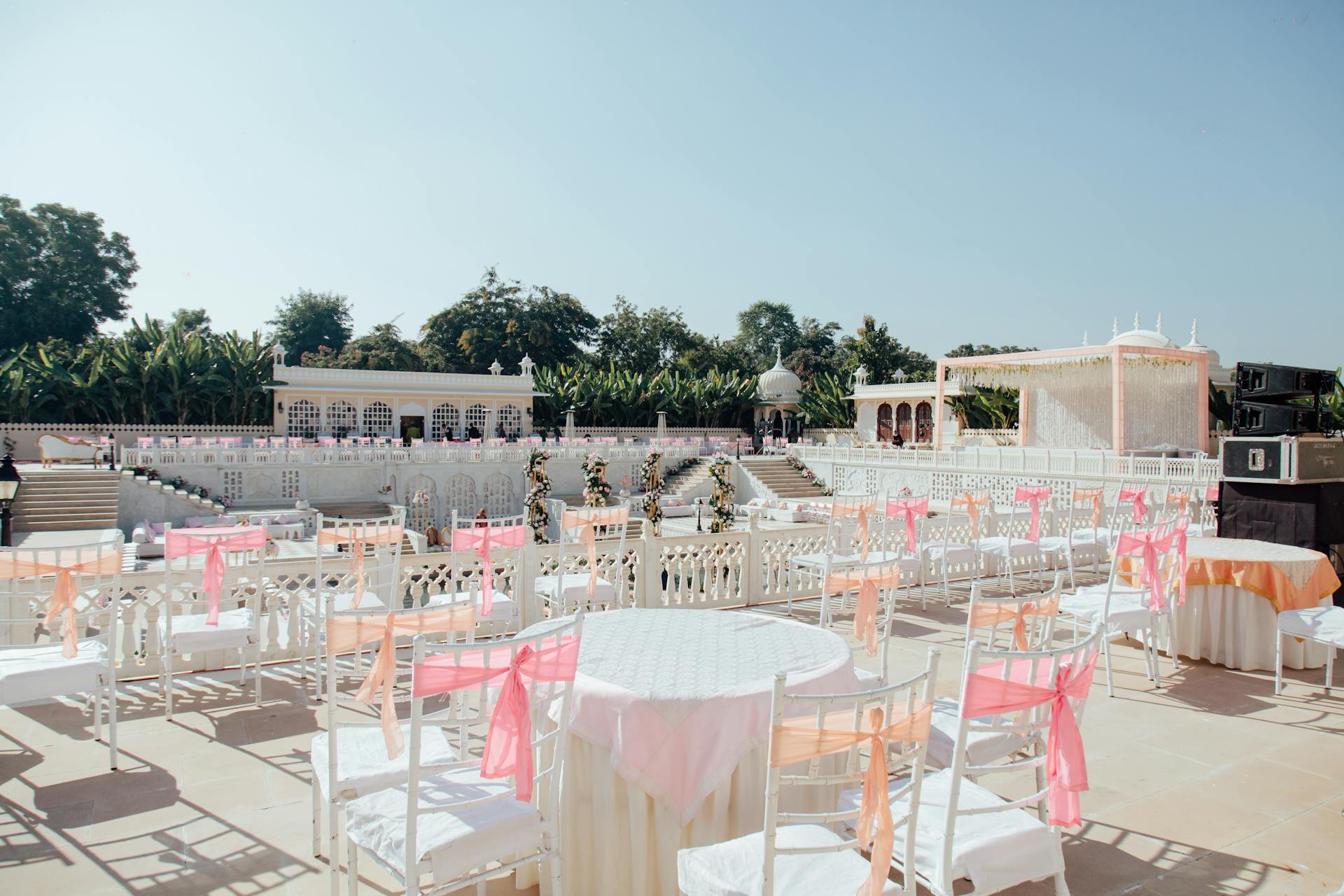 Wedding Planner vs. Wedding Agency: What's the Difference? 4 Elegant outdoor wedding venue with pastel decorations