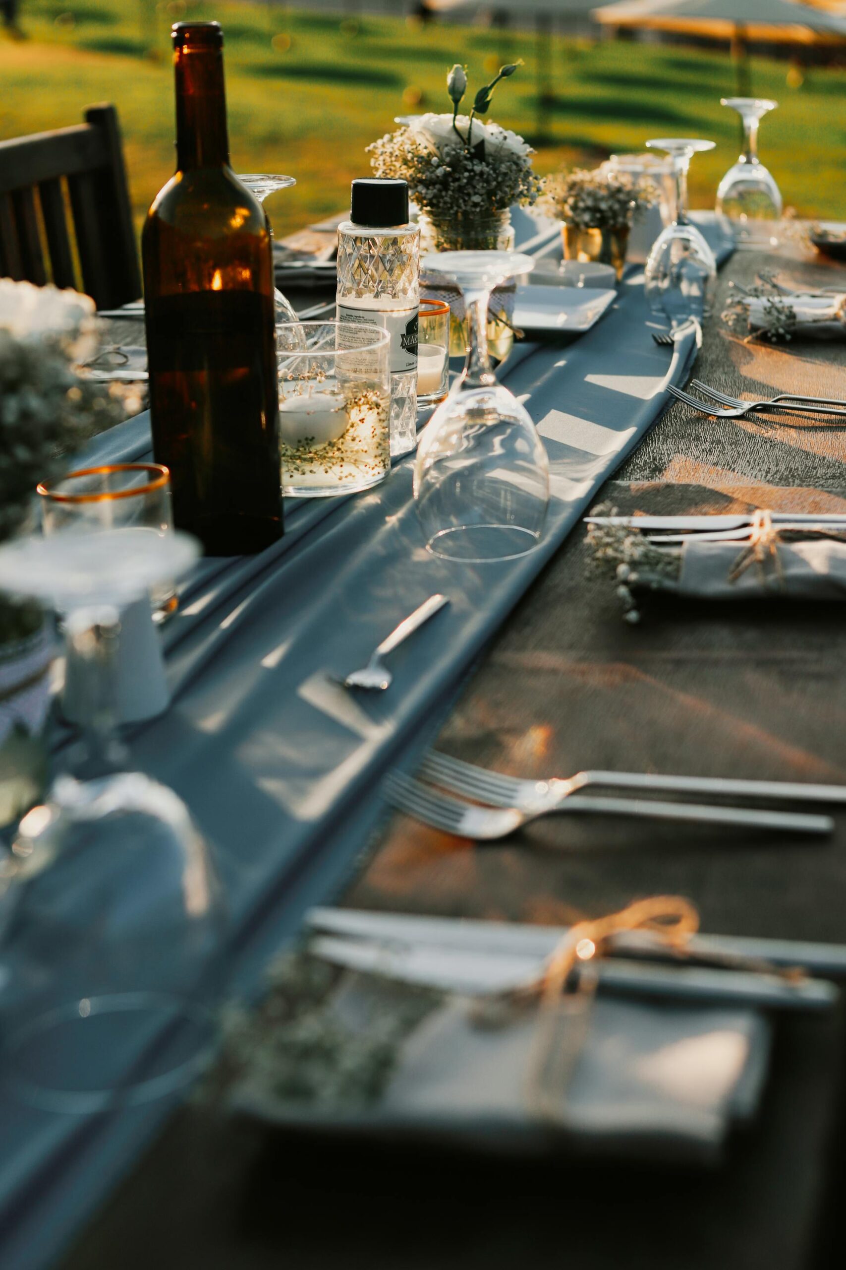 Hiring a Wedding Decorator in Saigon From Overseas: The Complete Process 3 Luxury wedding table setting with floral centerpiece