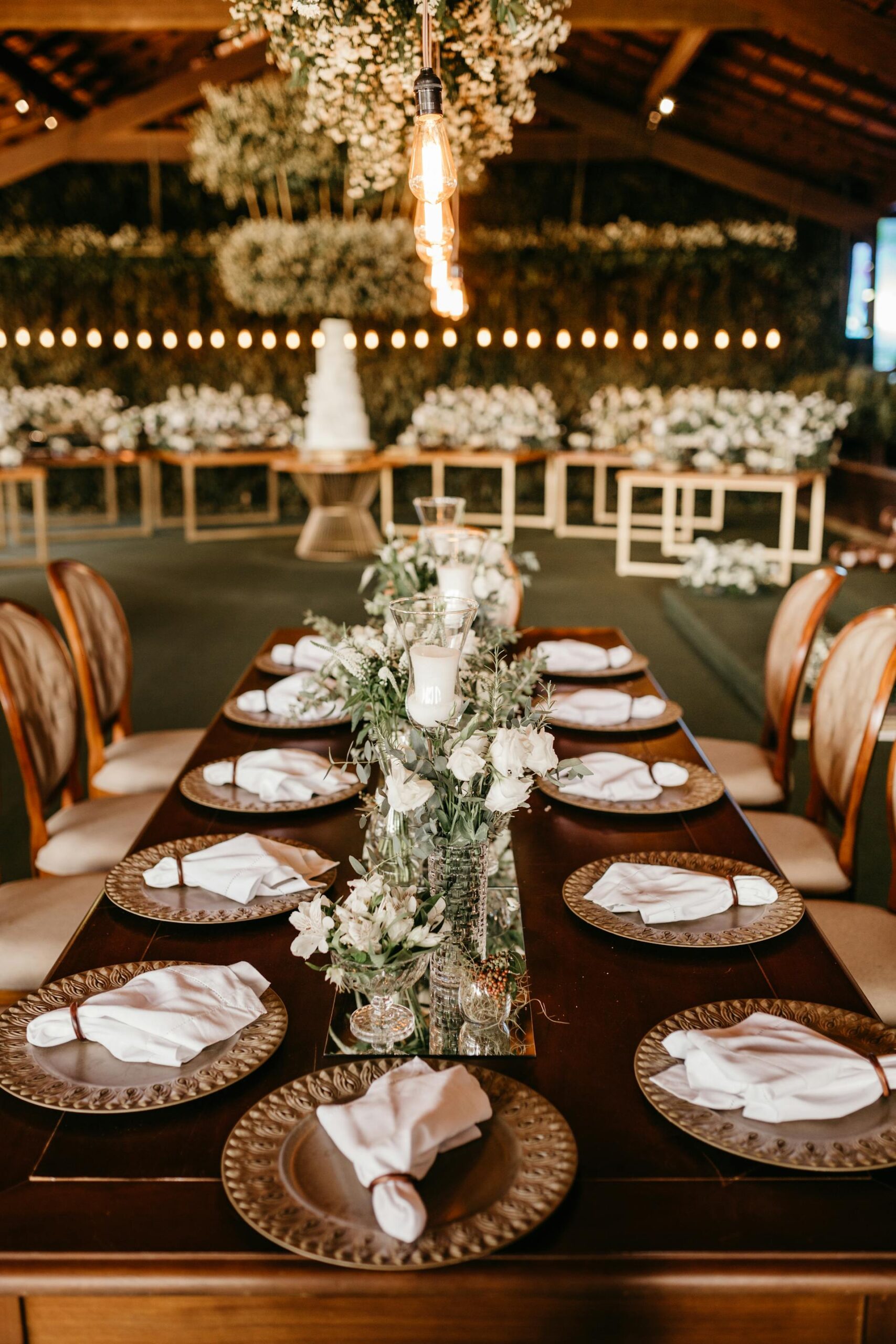 Destination Wedding in Vietnam: A Complete Guide for Viet Kieu Couples 5 Beautiful wedding reception table setup