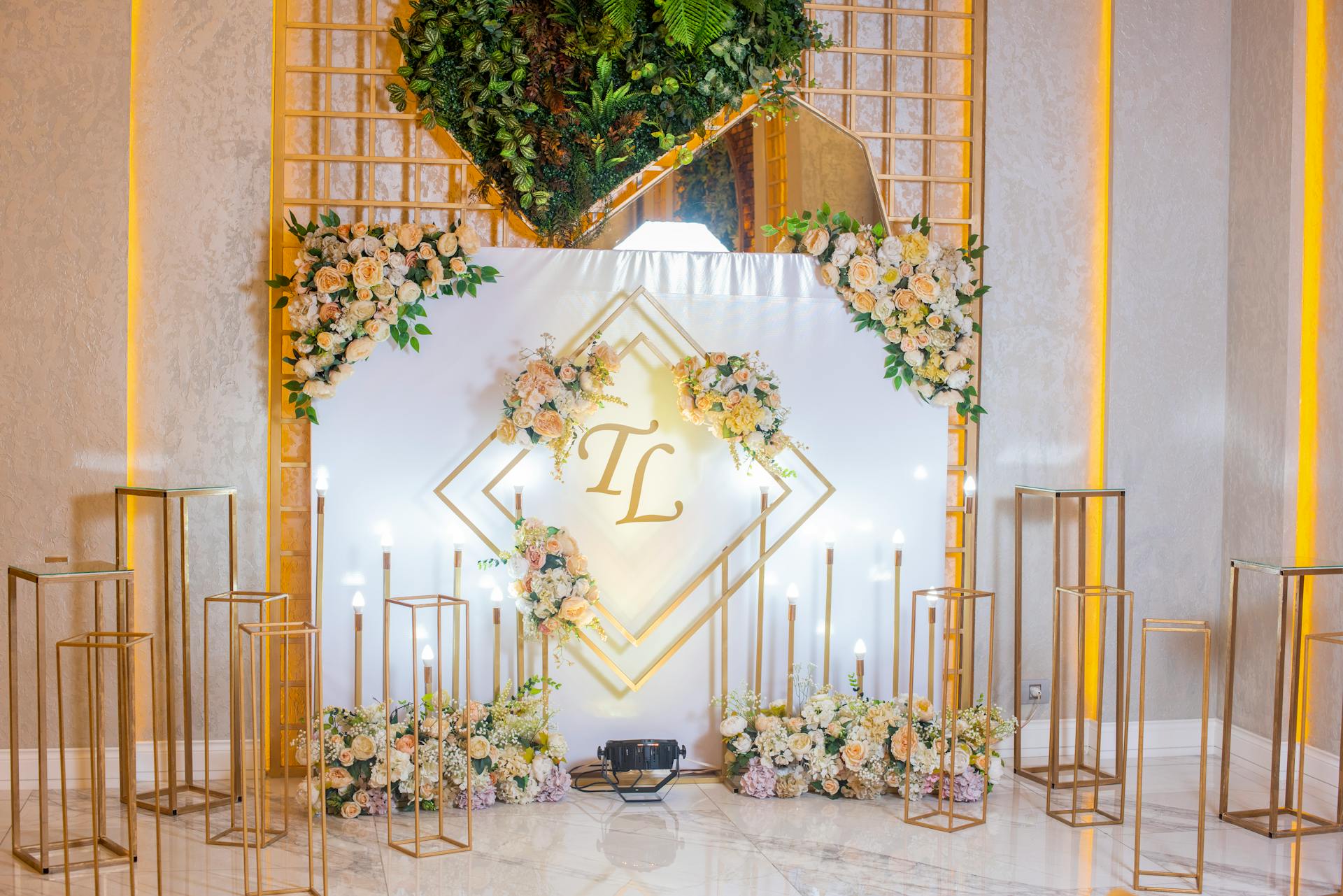 Wedding themes — Sophisticated minimalist wedding decoration with candles