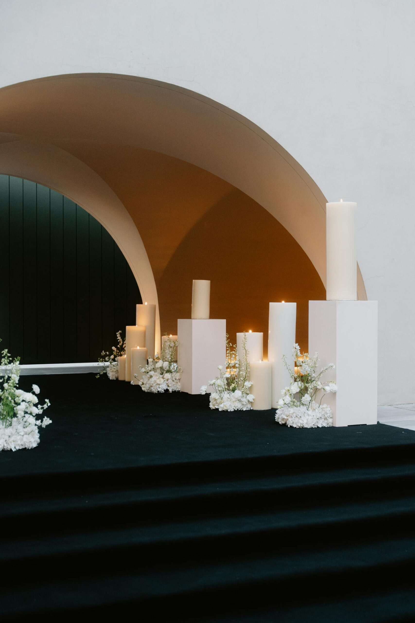 How to Create a Free Wedding Website: Simple Tools for Vietnamese Couples 5 Elegant wedding arch with candles and flowers in minimalist setting