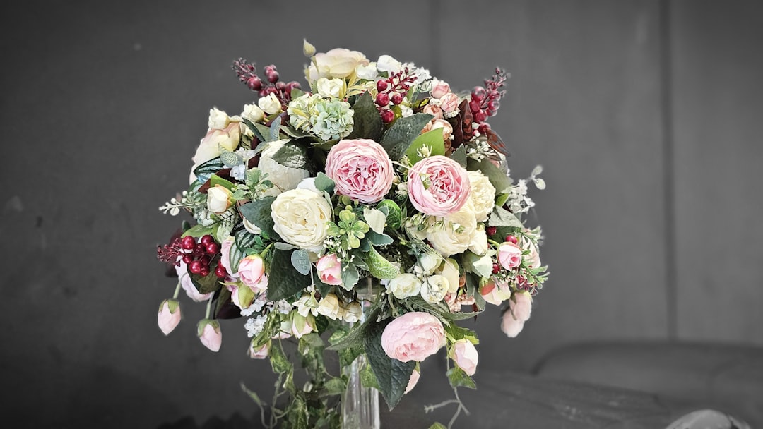 Wedding Budget Calculator: Plan Your Wedding Finances With Confidence 4 Wedding floral arrangement design details
