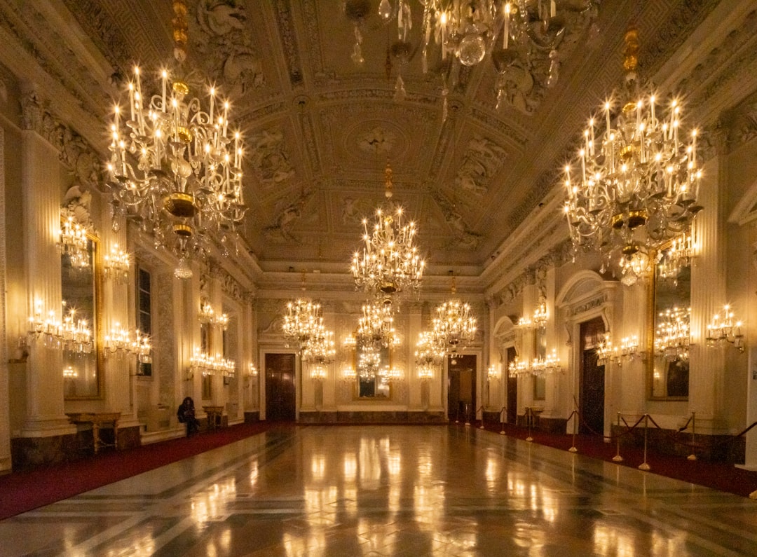 Wedding Costs for 50, 100, and 200 Guests in HCMC: A Realistic Comparison 2 100-guest wedding reception in luxury hotel ballroom